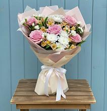 Букет цветов из:  Гвоздики, Орхидеи и Розы в Верее Раменского района