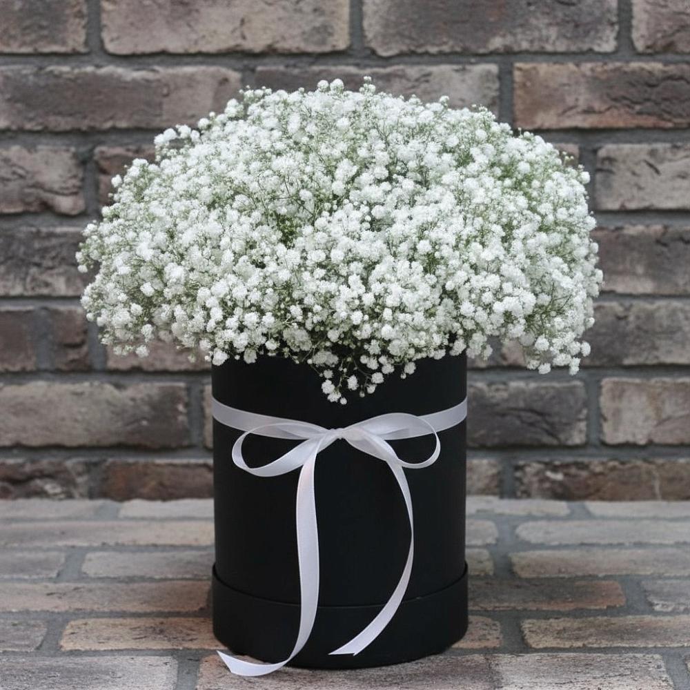 Цветочная композиция из Гипсофила в шляпной коробке в Верее Раменского района